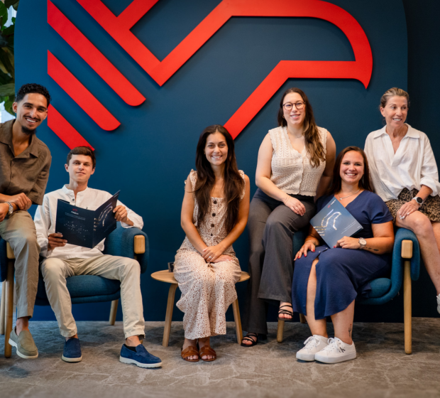 Groepsfoto van het TREVI RM team – experts in property management en syndicus diensten.